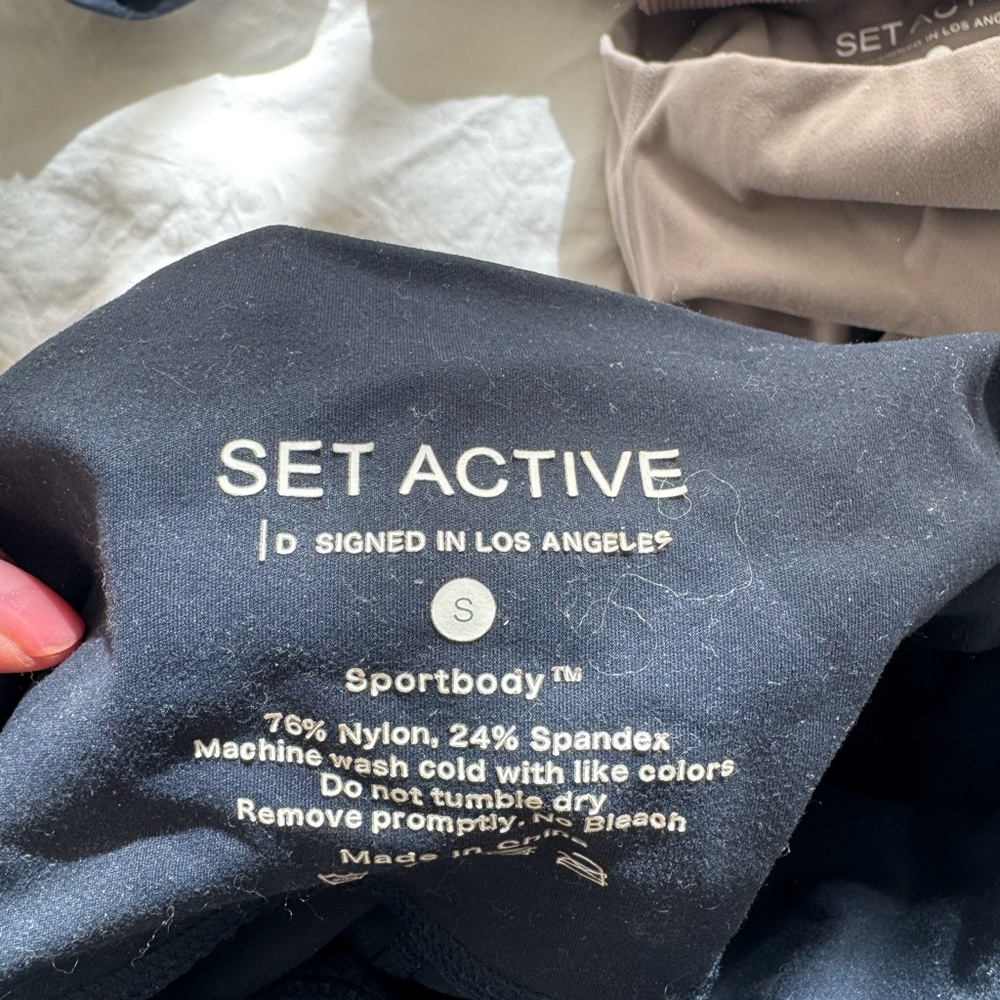 SET Active workout sets (2 tops 2 leggings) - Picture 4 of 4